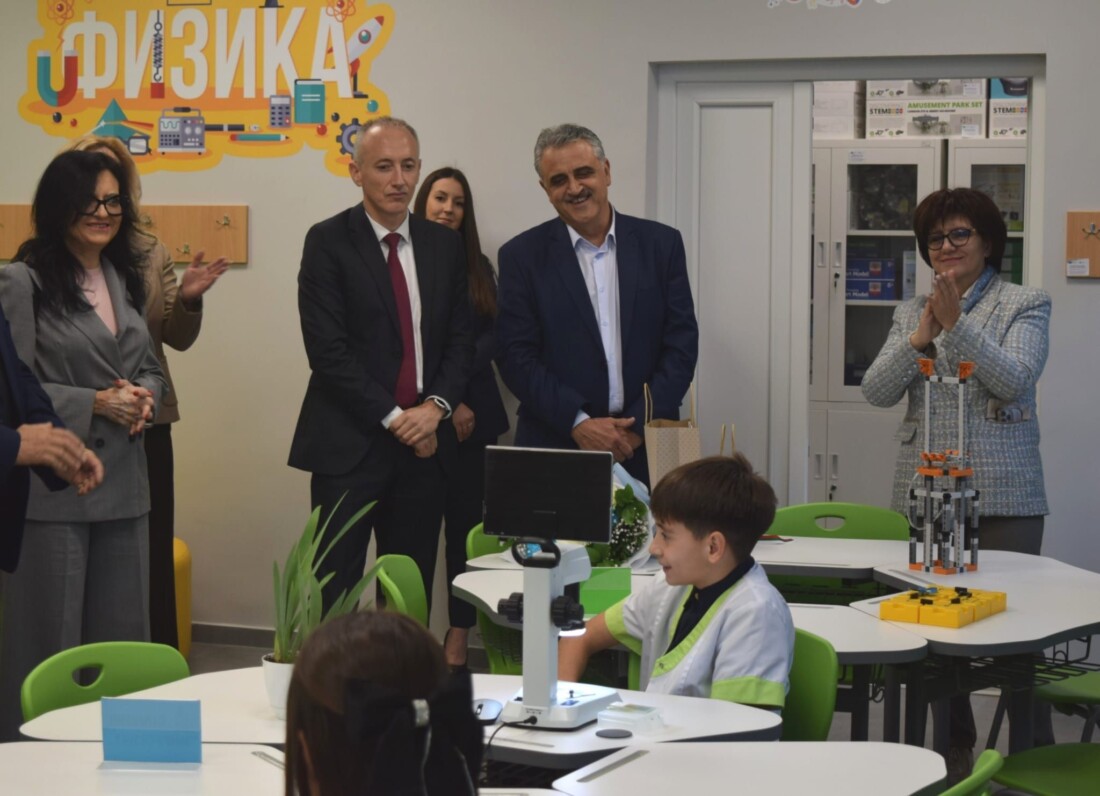Министър Красимир Вълчев откри нов STEM център в ОУ „Св. Климент Охридски“ в Скутаре (СНИМКИ) 3 Министър Красимир Вълчев откри нов STEM център в ОУ „Св. Климент Охридски“ в Скутаре (СНИМКИ)