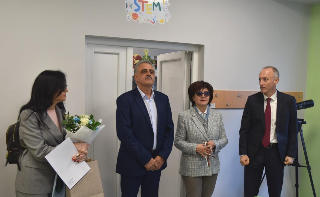 Министър Красимир Вълчев откри нов STEM център в ОУ „Св. Климент Охридски“ в Скутаре (СНИМКИ) 8 Министър Красимир Вълчев откри нов STEM център в ОУ „Св. Климент Охридски“ в Скутаре (СНИМКИ)