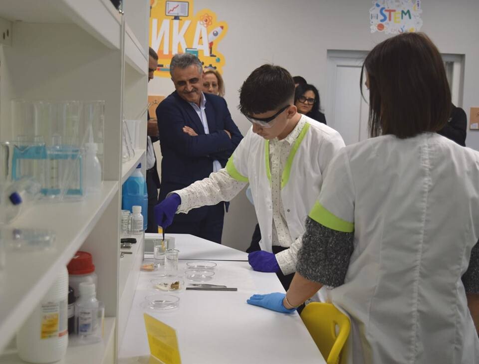 Министър Красимир Вълчев откри нов STEM център в ОУ „Св. Климент Охридски“ в Скутаре (СНИМКИ) 1 Министър Красимир Вълчев откри нов STEM център в ОУ „Св. Климент Охридски“ в Скутаре (СНИМКИ)