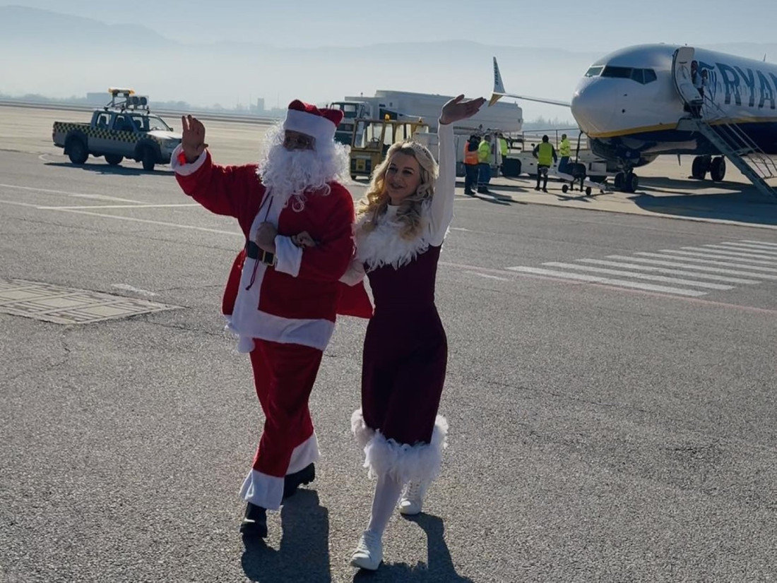 Дядо Коледа пристигна на Летище Пловдив със самолет (СНИМКИ) 1 Дядо Коледа пристигна на Летище Пловдив със самолет (СНИМКИ)