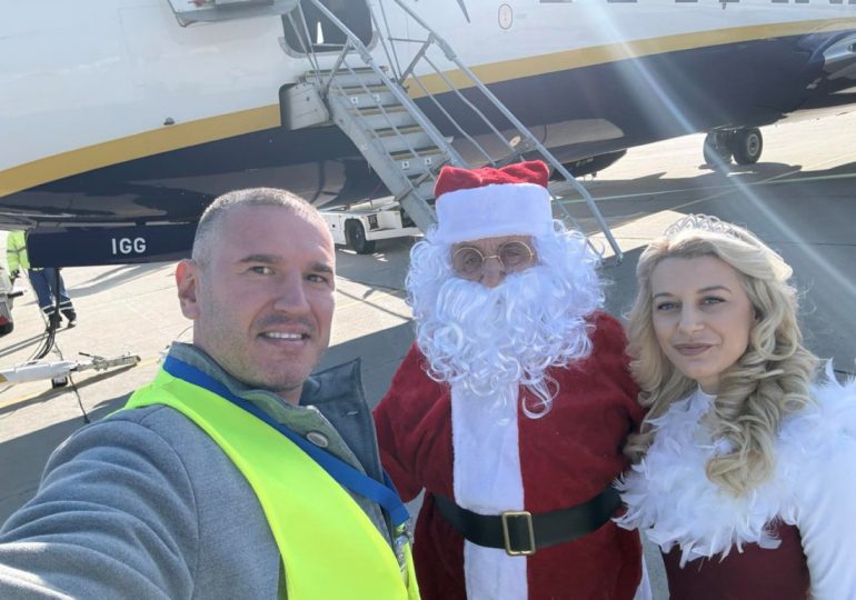 Дядо Коледа пристигна на Летище Пловдив със самолет (СНИМКИ) 4 Дядо Коледа пристигна на Летище Пловдив със самолет (СНИМКИ)