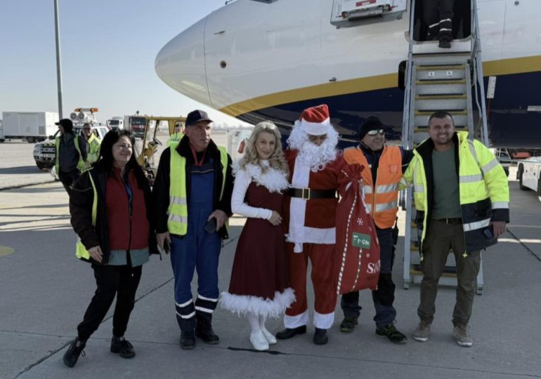Дядо Коледа пристигна на Летище Пловдив със самолет (СНИМКИ) 7 Дядо Коледа пристигна на Летище Пловдив със самолет (СНИМКИ)