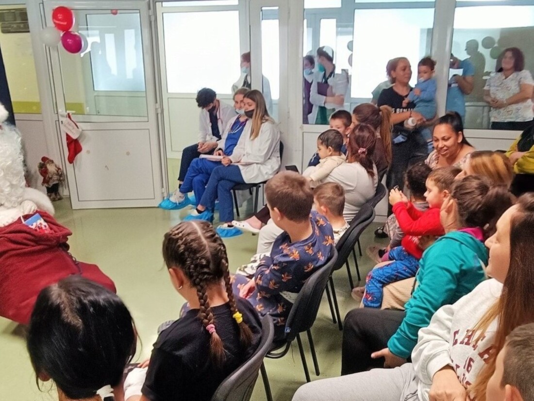 Дядо Коледа зарадва малчуганите в Клиниката по детска хирургия към УМБАЛ „Свети Георги“ (СНИМКИ)