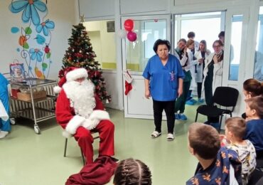 Дядо Коледа зарадва малчуганите в Клиниката по детска хирургия към УМБАЛ „Свети Георги“ (СНИМКИ)