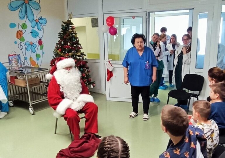 Дядо Коледа зарадва малчуганите в Клиниката по детска хирургия към УМБАЛ „Свети Георги“ (СНИМКИ)