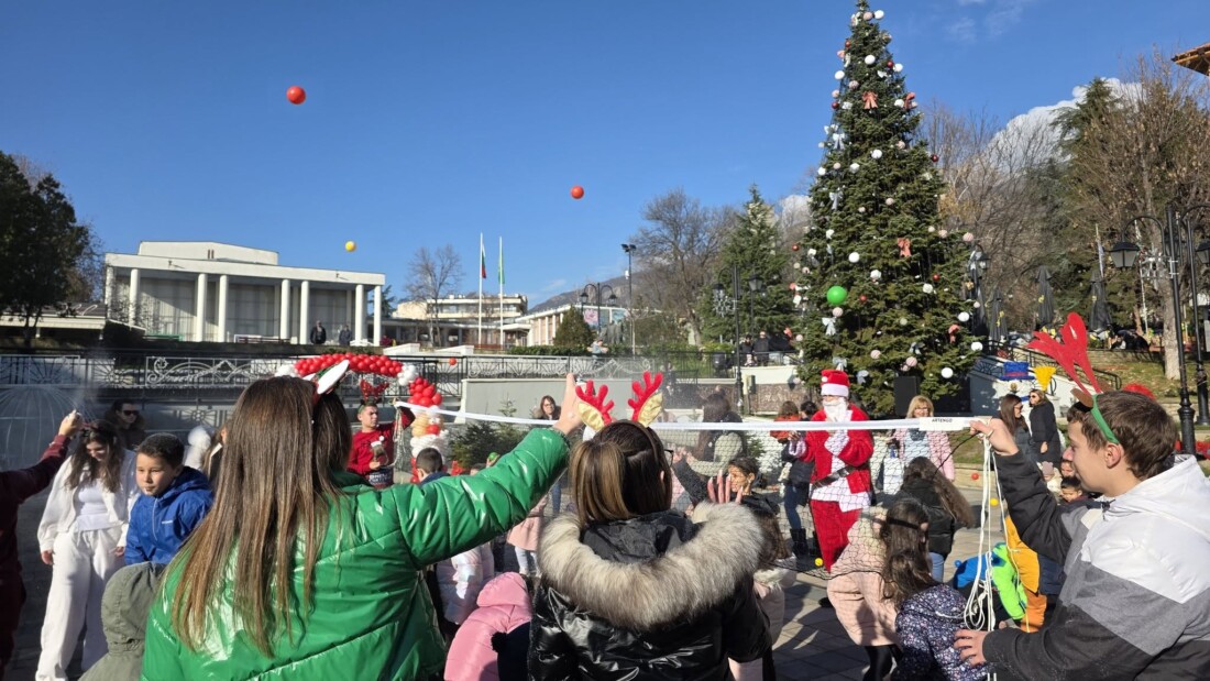 Коледен празник "От младежите за децата на Карлово" (СНИМКИ и ВИДЕО)