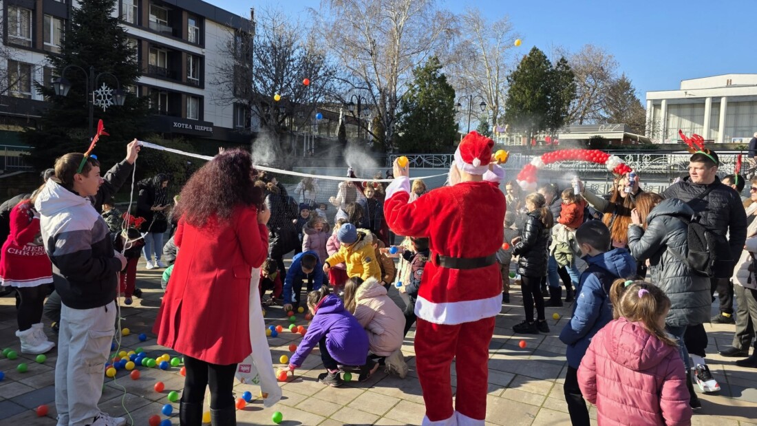 Коледен празник "От младежите за децата на Карлово" (СНИМКИ и ВИДЕО)