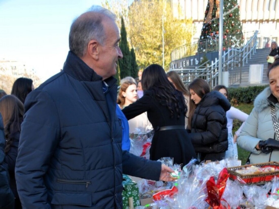 Кулинарният благотворителен базар в Асеновград пожъна огромен успех (ГАЛЕРИЯ)