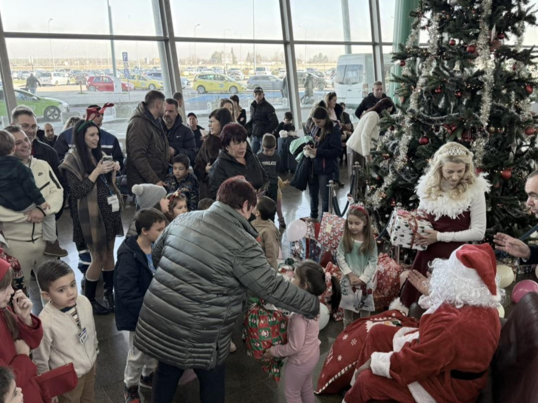 Дядо Коледа пристигна на Летище Пловдив със самолет (СНИМКИ) 3 Дядо Коледа пристигна на Летище Пловдив със самолет (СНИМКИ)