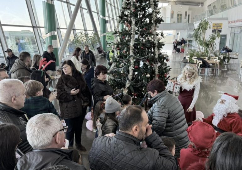 Дядо Коледа пристигна на Летище Пловдив със самолет (СНИМКИ) 6 Дядо Коледа пристигна на Летище Пловдив със самолет (СНИМКИ)