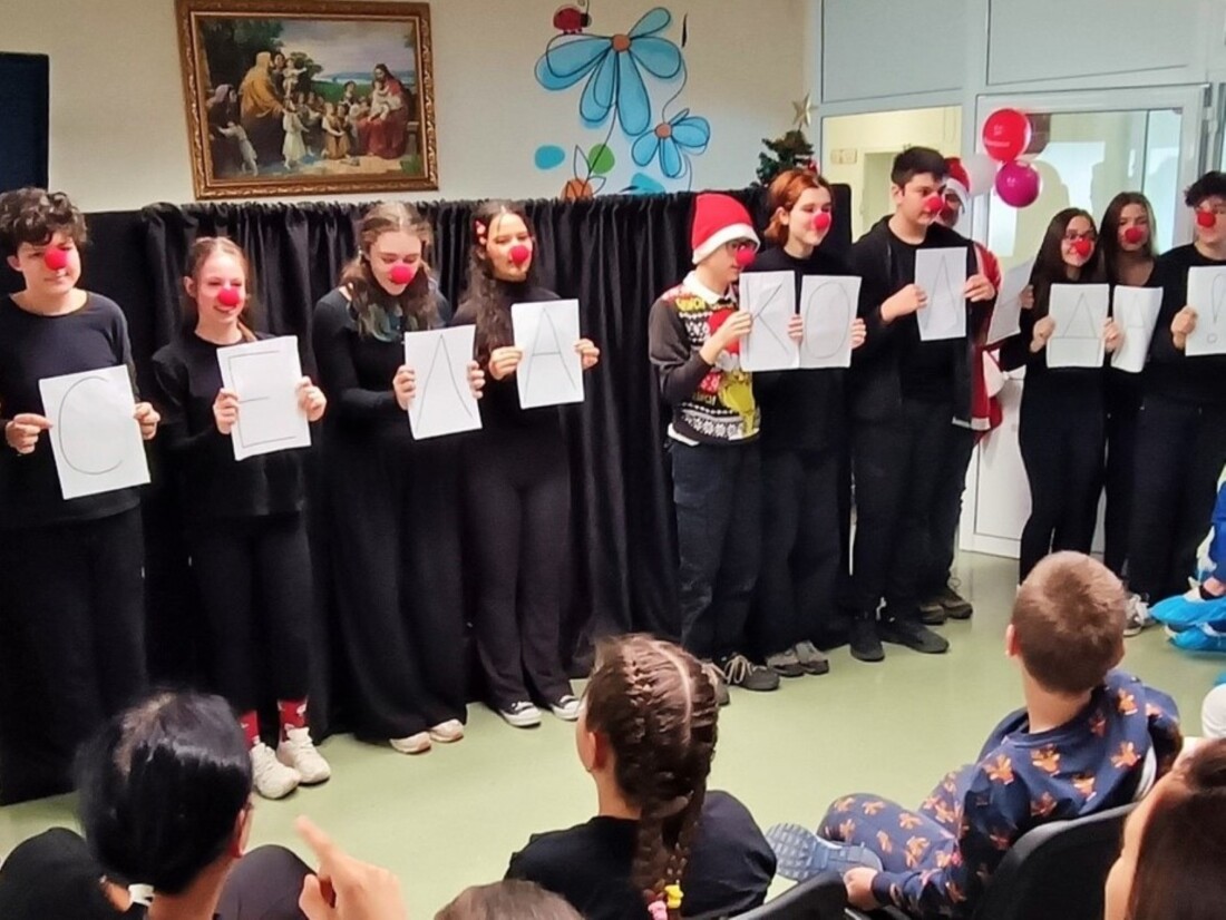 Дядо Коледа зарадва малчуганите в Клиниката по детска хирургия към УМБАЛ „Свети Георги“ (СНИМКИ)