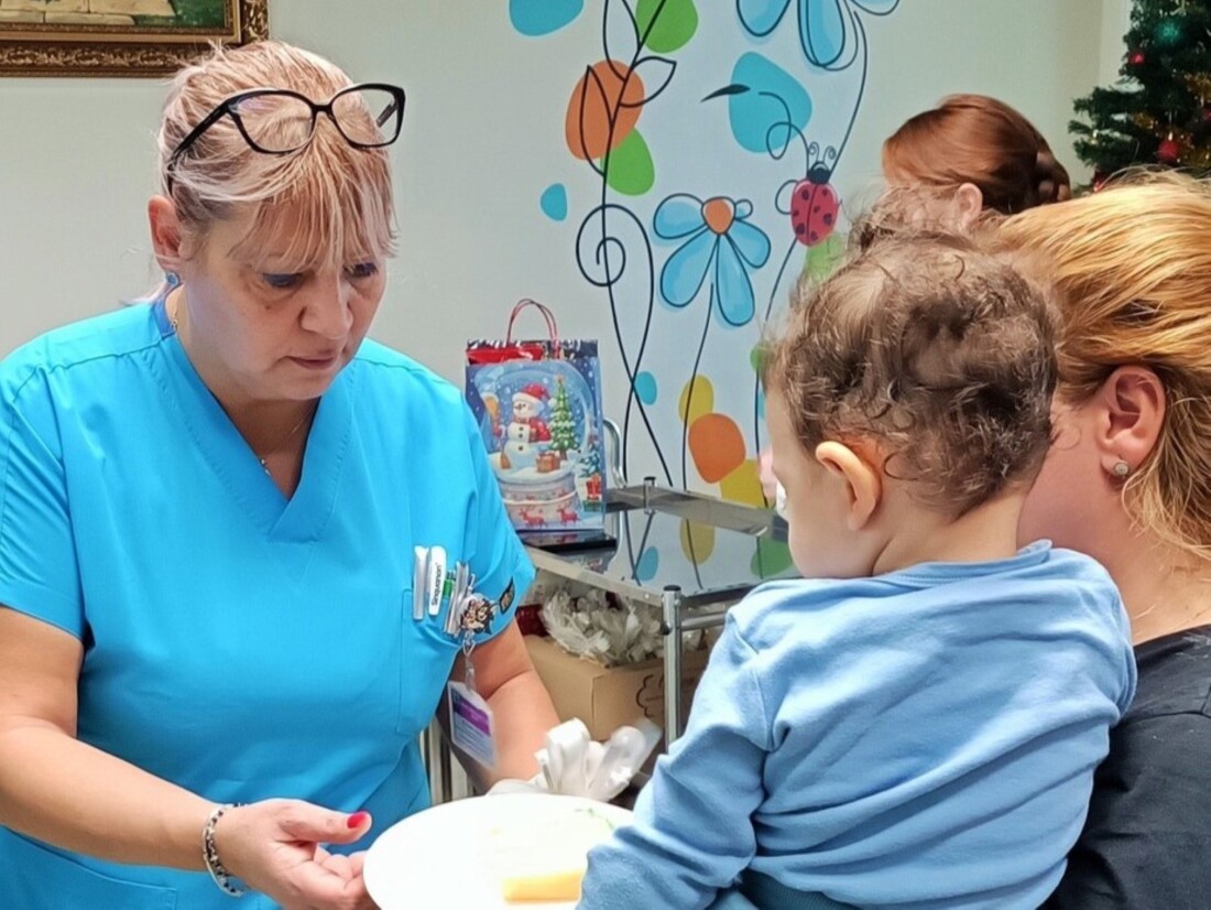 Дядо Коледа зарадва малчуганите в Клиниката по детска хирургия към УМБАЛ „Свети Георги“ (СНИМКИ)