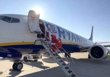 Дядо Коледа пристигна на Летище Пловдив със самолет (СНИМКИ)