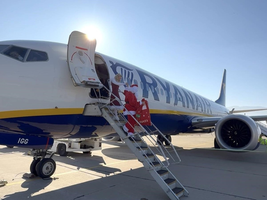 Дядо Коледа пристигна на Летище Пловдив със самолет (СНИМКИ)