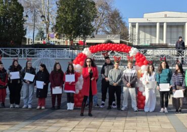 Коледен празник "От младежите за децата на Карлово" (СНИМКИ и ВИДЕО)