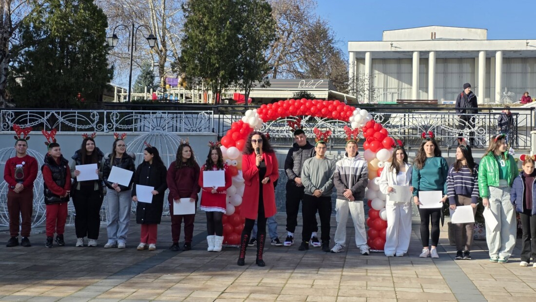 Коледен празник „От младежите за децата на Карлово“ (СНИМКИ и ВИДЕО)