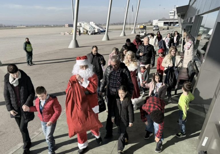 Дядо Коледа пристигна на Летище Пловдив със самолет (СНИМКИ) 5 Дядо Коледа пристигна на Летище Пловдив със самолет (СНИМКИ)