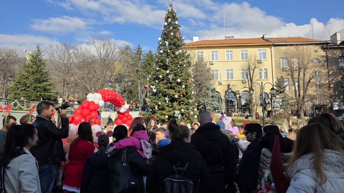 Коледен празник "От младежите за децата на Карлово" (СНИМКИ и ВИДЕО)