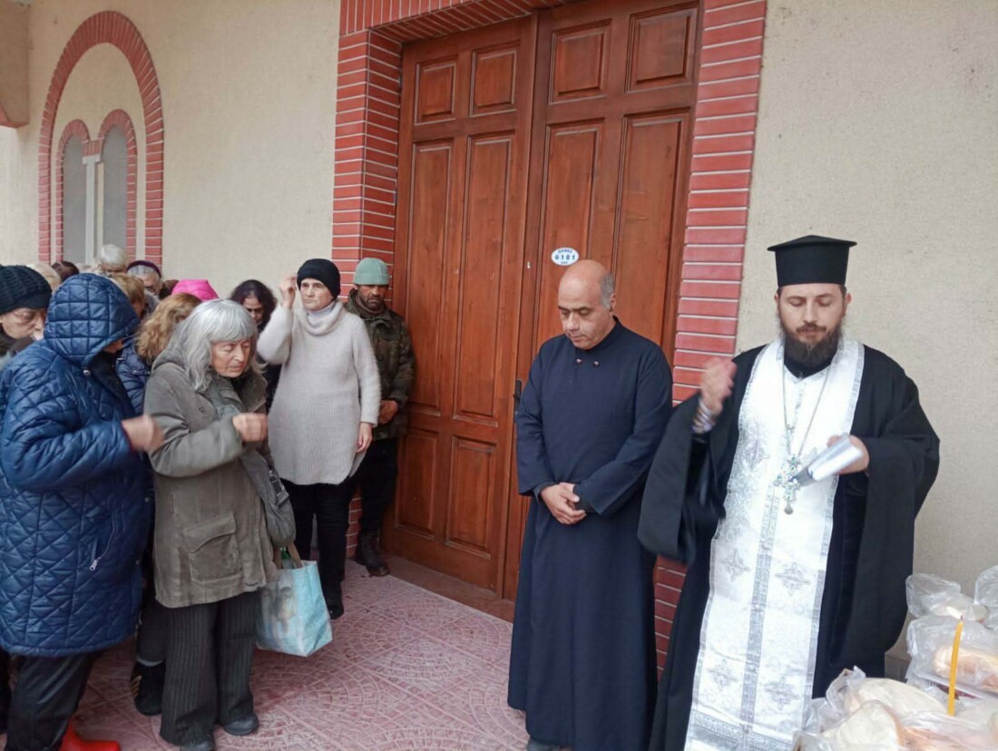 Курбан за Никулден раздадоха в район „Тракия“ (СНИМКИ) 1 Курбан за Никулден раздадоха в район „Тракия“ (СНИМКИ)