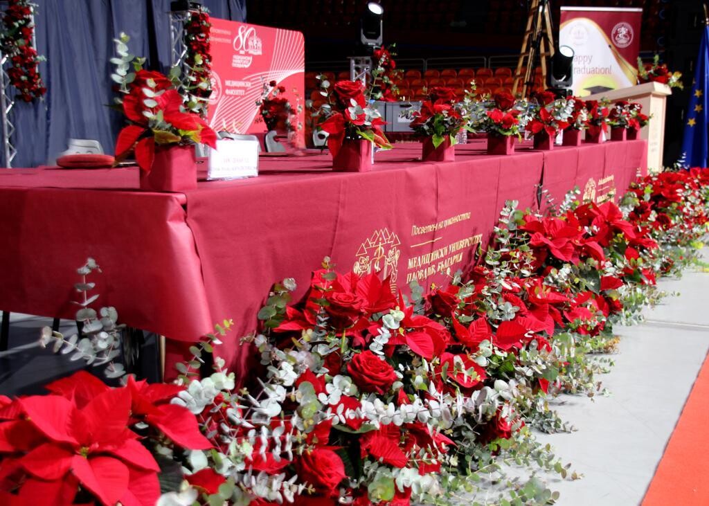 Медицински факултет на МУ-Пловдив дипломира близо 400 магистри, сред тях има абсолвенти от Бутан и Австралия (СНИМКИ)