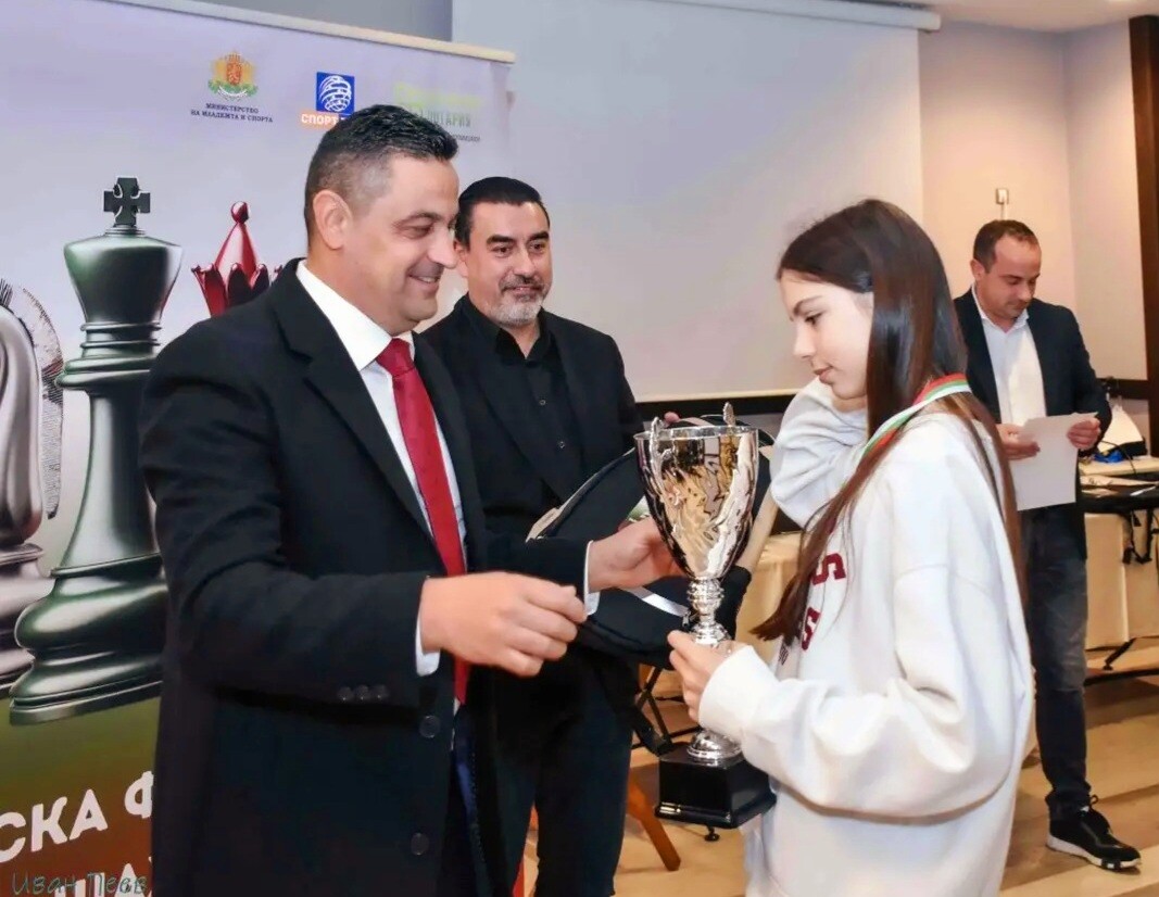 12-годишната Александра Пехливанова покорява шахмата при жените (СНИМКИ) 1 12-годишната Александра Пехливанова покорява шахмата при жените (СНИМКИ)