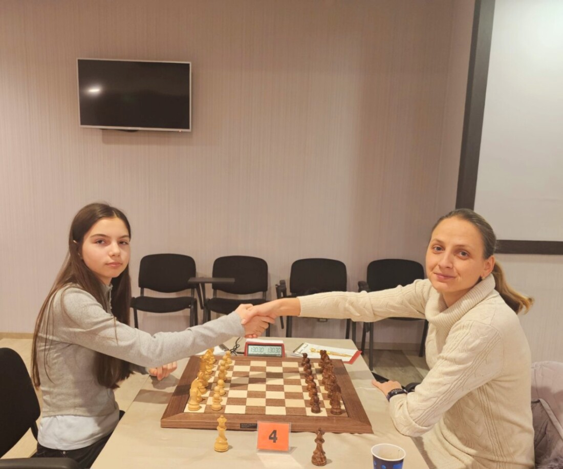 12-годишната Александра Пехливанова покорява шахмата при жените (СНИМКИ) 3 12-годишната Александра Пехливанова покорява шахмата при жените (СНИМКИ)