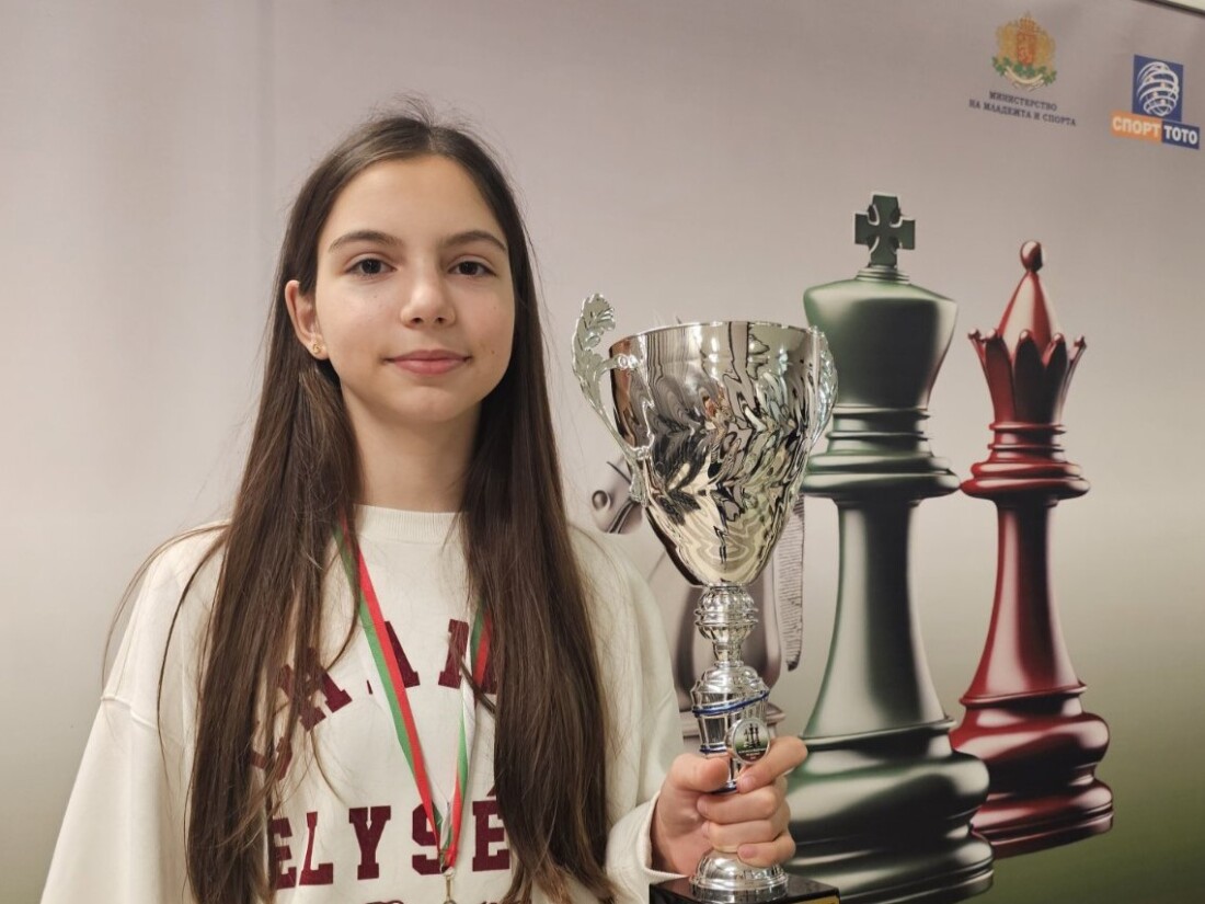 12-годишната Александра Пехливанова покорява шахмата при жените (СНИМКИ)