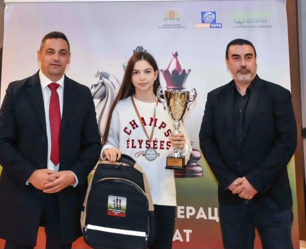 12-годишната Александра Пехливанова покорява шахмата при жените (СНИМКИ) 2 12-годишната Александра Пехливанова покорява шахмата при жените (СНИМКИ)