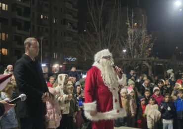 С много музика, танци и настроение: Запалиха светлините на коледната елха в „Тракия“ (СНИМКИ)