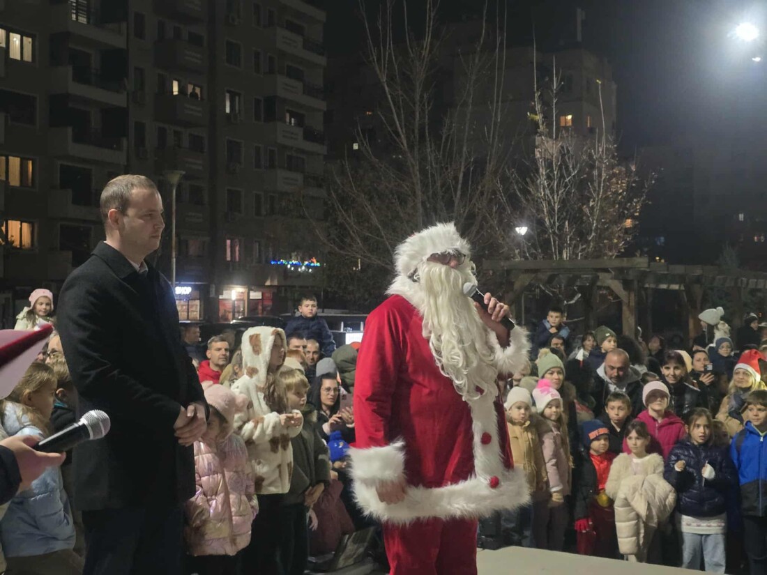 С много музика, танци и настроение: Запалиха светлините на коледната елха в „Тракия“ (СНИМКИ)