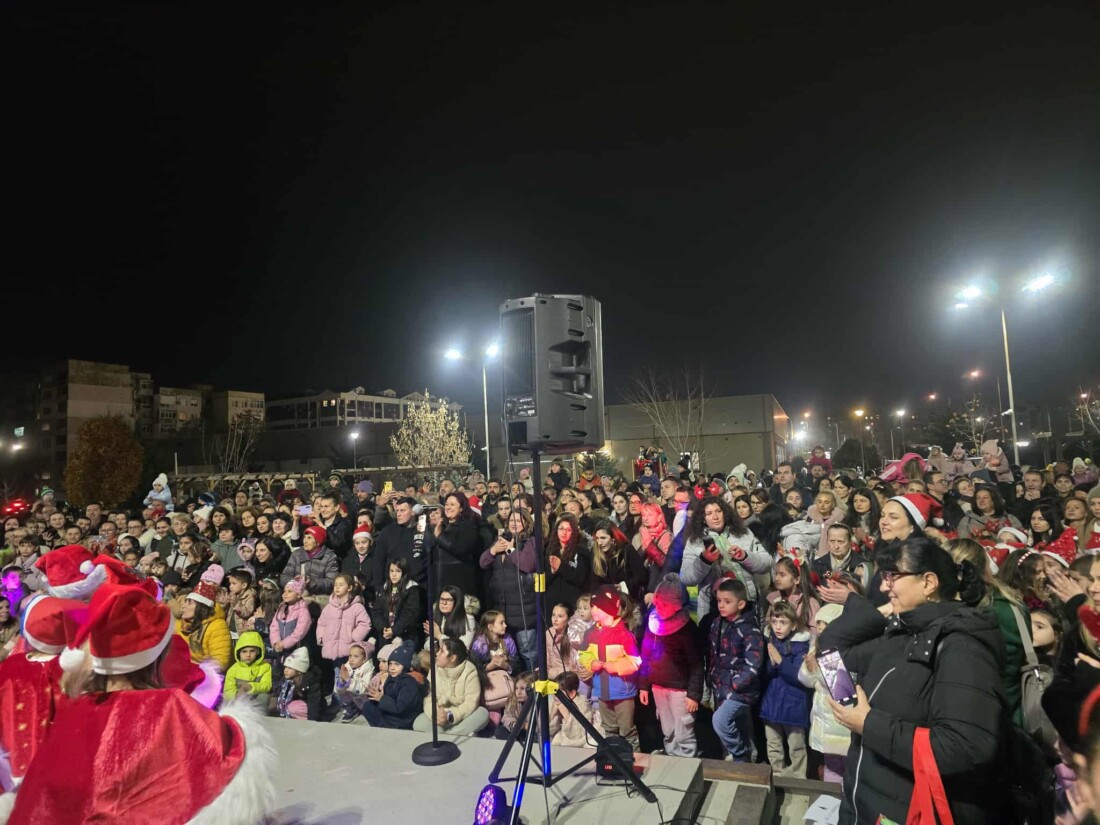 Над 2000 подаръка бяха раздадени в район „Тракия“ вчера и днес по случай запалването на елхата (СНИМКИ)