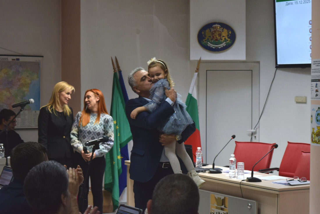 Коледари, каратисти и малката Анастасия поздравиха Общински съвет - Марица (СНИМКИ) 6 Коледари, каратисти и малката Анастасия поздравиха Общински съвет - Марица (СНИМКИ)