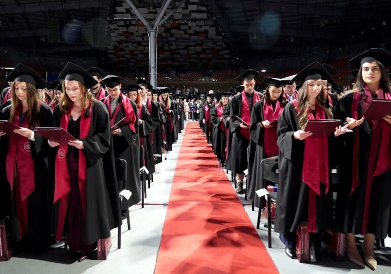 Медицински факултет на МУ-Пловдив дипломира близо 400 магистри, сред тях има абсолвенти от Бутан и Австралия (СНИМКИ)