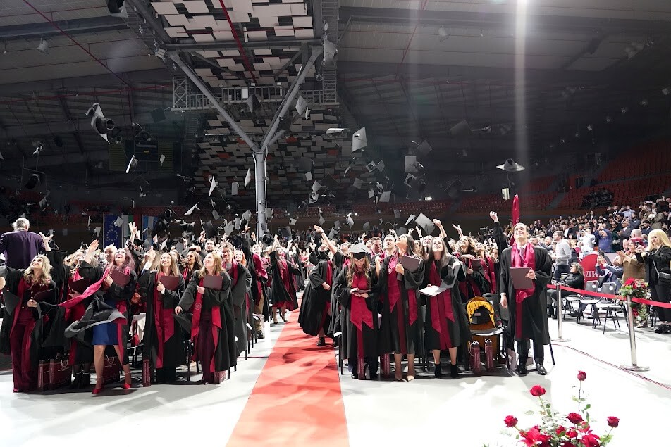 Медицински факултет на МУ-Пловдив дипломира близо 400 магистри, сред тях има абсолвенти от Бутан и Австралия (СНИМКИ)