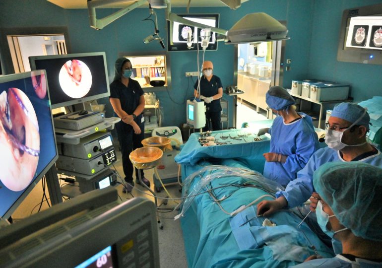 УМБАЛ „Свети Георги“ успешно проведе високоспециализиран курс по ендоназална хирургия с операции на живо