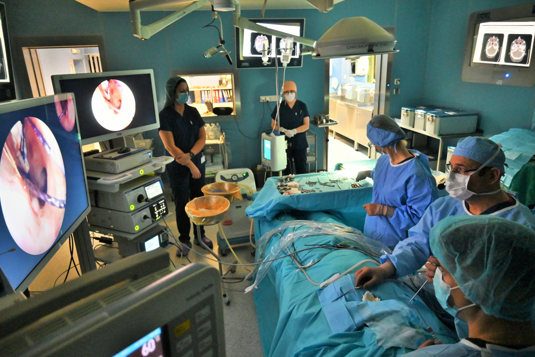 УМБАЛ „Свети Георги“ успешно проведе високоспециализиран курс по ендоназална хирургия с операции на живо