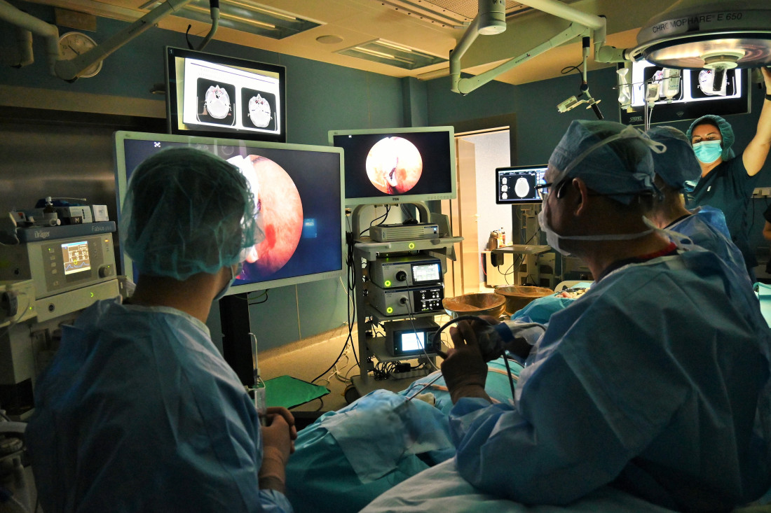 УМБАЛ „Свети Георги“ успешно проведе високоспециализиран курс по ендоназална хирургия с операции на живо