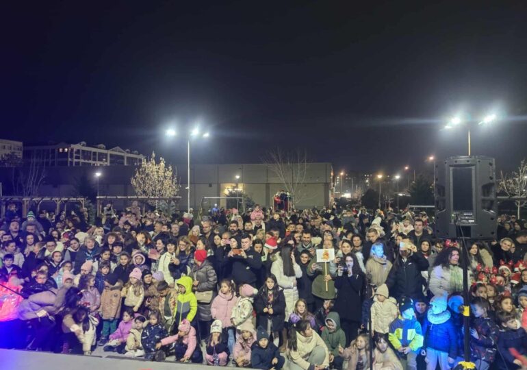 С много музика, танци и настроение: Запалиха светлините на коледната елха в „Тракия“ (СНИМКИ)