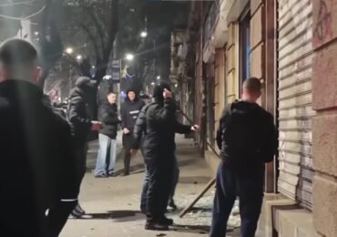 Палежи, бомбички и камъни: Има ранени и арестувани на протеста в София (ВИДЕО)