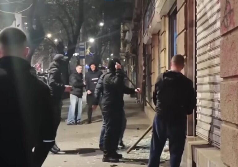 Палежи, бомбички и камъни: Има ранени и арестувани на протеста в София (ВИДЕО)