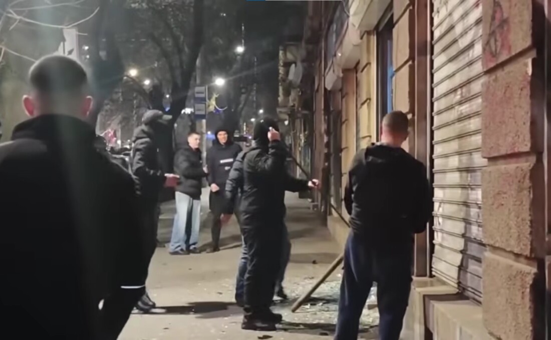 Палежи, бомбички и камъни: Има ранени и арестувани на протеста в София (ВИДЕО)