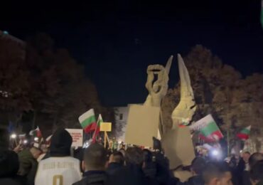 Хиляди се събраха на протест в Пловдив (ВИДЕО)