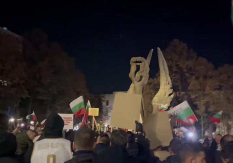 Хиляди се събраха на протест в Пловдив (ВИДЕО)