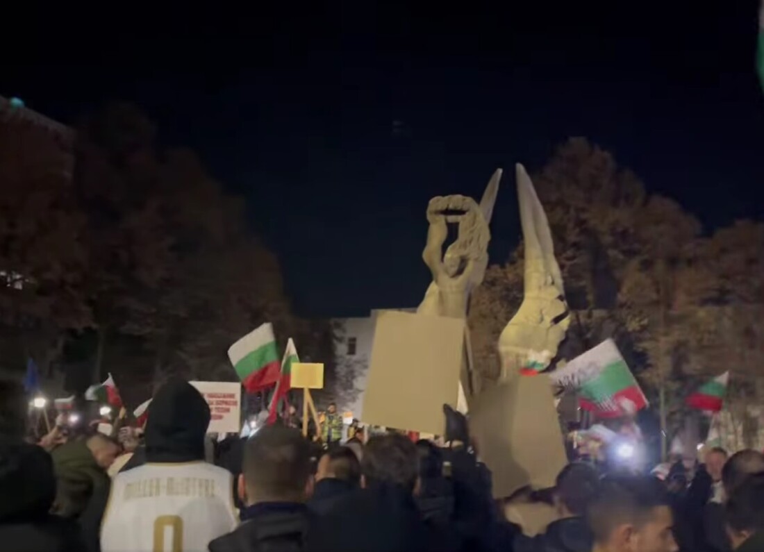 Хиляди се събраха на протест в Пловдив (ВИДЕО)