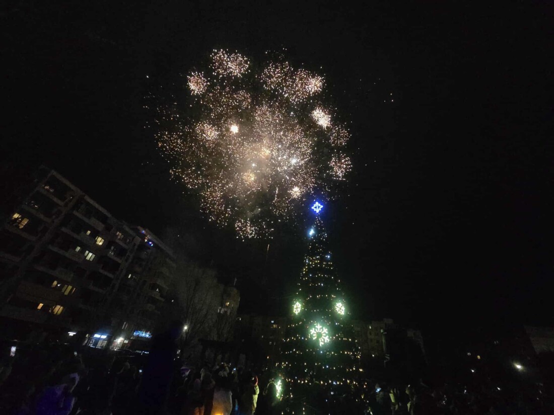 Над 2000 подаръка бяха раздадени в район „Тракия“ вчера и днес по случай запалването на елхата (СНИМКИ)