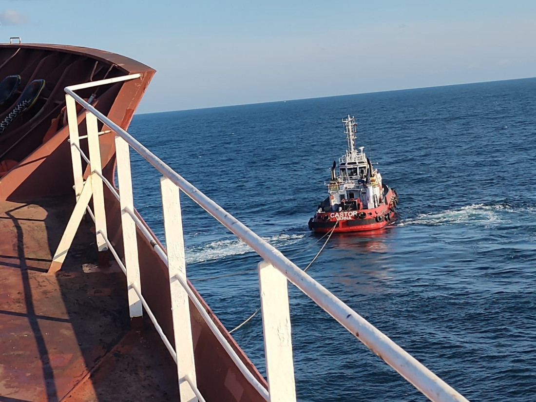 Успешно приключи операцията по придвижването на танкера „Кайрос“ до Бургаския залив