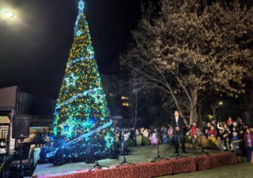 Запалиха тържествено светлините на коледната елха в "Южен" (ВИДЕО и СНИМКИ)