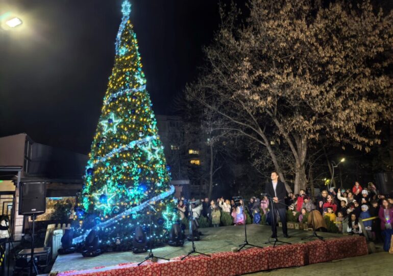 Запалиха тържествено светлините на коледната елха в "Южен" (ВИДЕО и СНИМКИ)