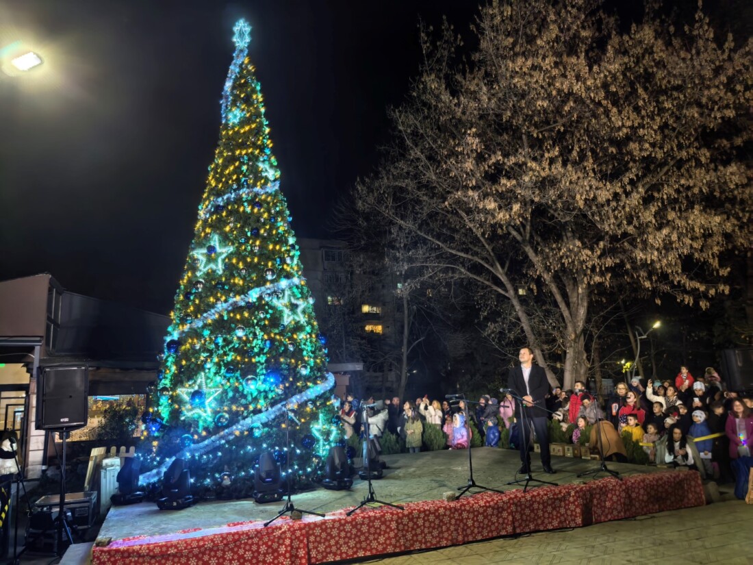 Запалиха тържествено светлините на коледната елха в „Южен“ (ВИДЕО и СНИМКИ)