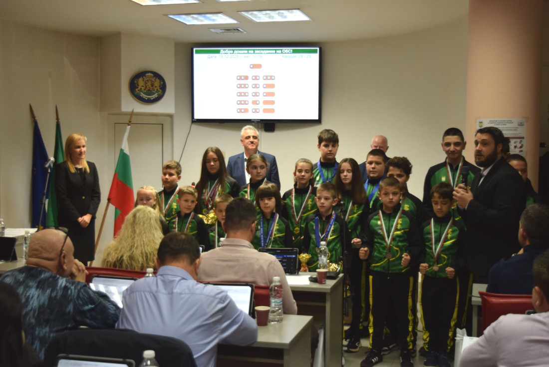 Коледари, каратисти и малката Анастасия поздравиха Общински съвет - Марица (СНИМКИ) 3 Коледари, каратисти и малката Анастасия поздравиха Общински съвет - Марица (СНИМКИ)